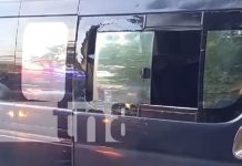 Inmigrantes destruyen ventanas de microbús en Juigalpa a punta de pedradas Foto: Inmigrantes destruyen ventanas de un microbús en Juigalpa / TN8