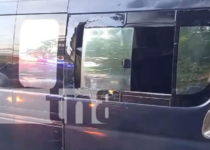 microb-11 Foto: Inmigrantes destruyen ventanas de un microbús en Juigalpa / TN8