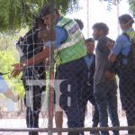 Atrapan a dos «fichitas» que eran buenos a robar en el Mercado Oriental Foto: Captura de dos sujetos por delincuencia en el Mercado Oriental / TN8