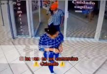 ¡Pareja de «tamales» en el Mercado Oriental! Roban celular en una tienda (VIDEO) Foto: Robo de celular en una tienda en el sector del Mercado Oriental / TN8