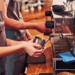 Meseras se agarran a golpes por propina en taquería