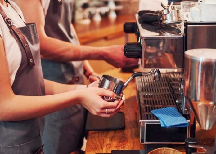 Meseras se agarran a golpes por propina en taquería