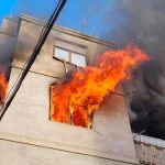 Valiente niña de 11 años sobrevive a incendio provocado por su padre en EE.UU Niña salta por la ventana y sobrevive a incendio