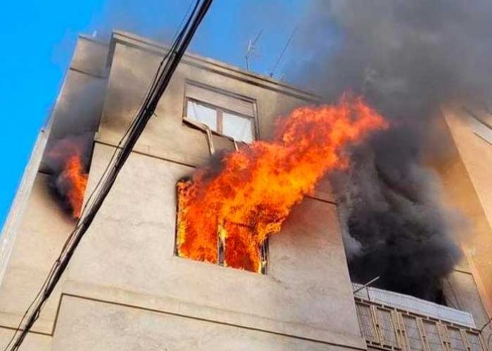Niña salta por la ventana y sobrevive a incendio