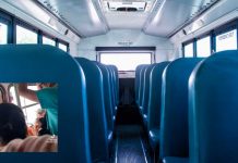 Mujer y hombre se tiran por un asiento de microbús