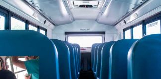 Mujer y hombre se tiran por un asiento de microbús