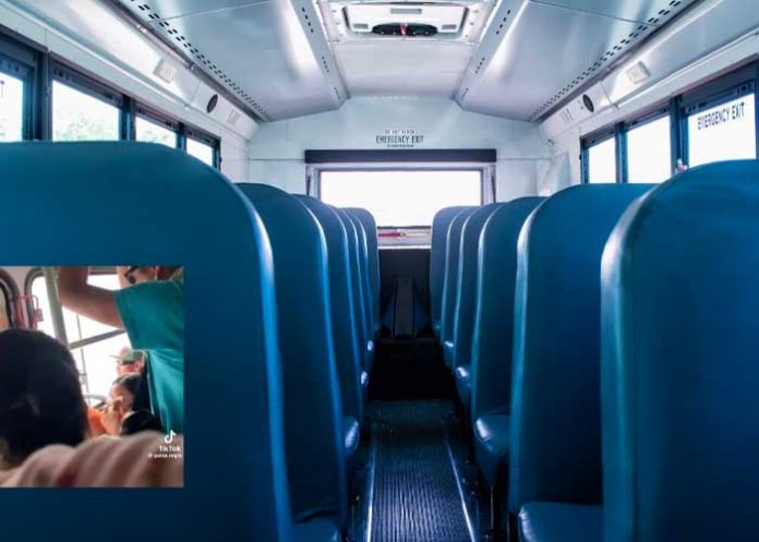 Mujer y hombre se tiran por un asiento de microbús