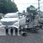 Foto: Taxi choca a un motociclista en el sector de Plaza España, Managua / TN8