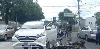 Foto: Taxi choca a un motociclista en el sector de Plaza España, Managua / TN8