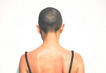 ¡Pa que aprenda! Padre rapó la cabeza de su hija por burlarse de joven con cáncer Le rapó la cabeza por burlarse de joven con cáncer