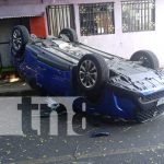 Atrapados en vehículo tras aparatoso choque en Managua Foto: Aparatoso vuelco en Managua / TN8