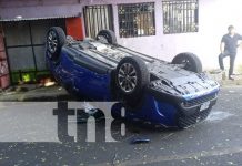 Atrapados en vehículo tras aparatoso choque en Managua Foto: Aparatoso vuelco en Managua / TN8