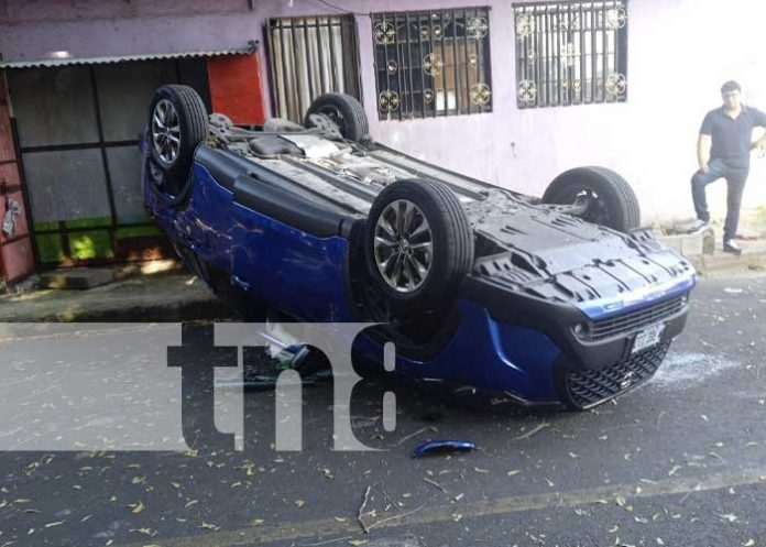 Foto: Aparatoso vuelco en Managua / TN8