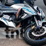 Conductor se tira el alto e impacta un motociclista de la tercera edad en La Nicarao Foto: Conductor se tira el alto por ir con el celular e impacta un motociclista de la tercera edad/TN8