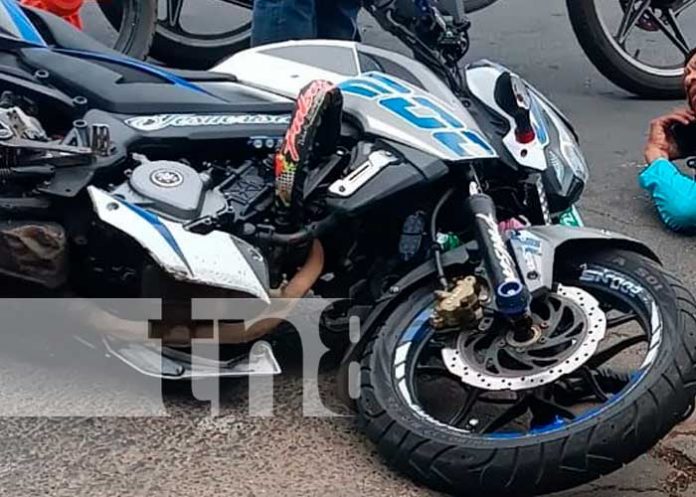 1 Foto: Conductor se tira el alto por ir con el celular e impacta un motociclista de la tercera edad/TN8