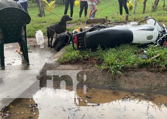 Adolescente de 14 años lesionado al impactar su moto contra un carro en Chontales