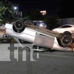 Carro termina volcado en los semáforos de ENEL Central en Managua Carro termina volcado en los semáforos de ENEL Central en Managua