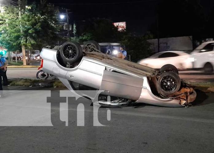 1 Carro termina volcado en los semáforos de ENEL Central en Managua