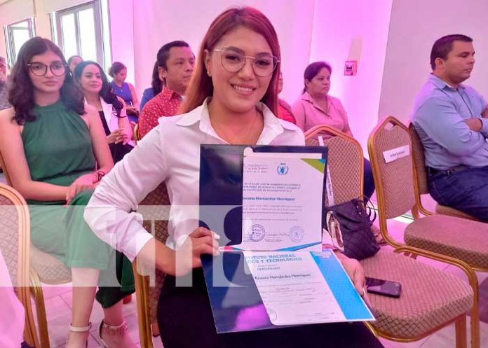 Foto: Programas que fortalecen a la Mujer /TN8