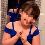 Niña muere al desinflar globo con helio mientras juagaba