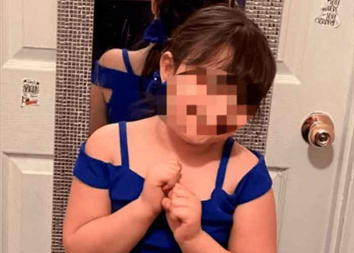 Niña muere al desinflar globo con helio mientras juagaba