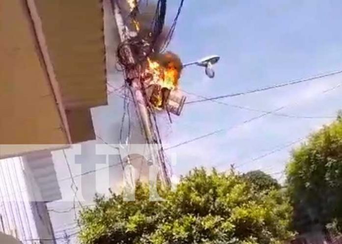 Foto: Fuego en poste de luz deja sin electricidad a viviendas del barrio Domitila Lugo / TN8