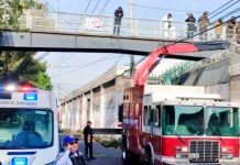 ¡Tragedia! Hallan cadáver suspendido de un puente peatonal en Pantitlán, México Foto: ¡Tragedia! Hallan cadáver suspendido de un puente peatonal en Pantitlán, México/Cortesía