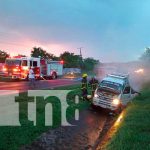 En «Chatarra» queda un microbús al agarrar fuego en Juigalpa