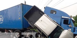 Foto: León: Conductor vivo de milagro en tripe colisión / TN8