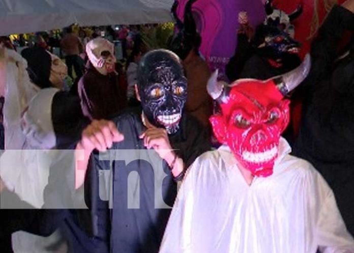 Foto: Puerto Salvador Allende se vistió de mitos, cuentos y leyendas en pasarela de Agüizotes / TN8