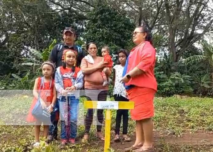 Entrega de 20 lotes para viviendas dignas en Dolores, Carazo