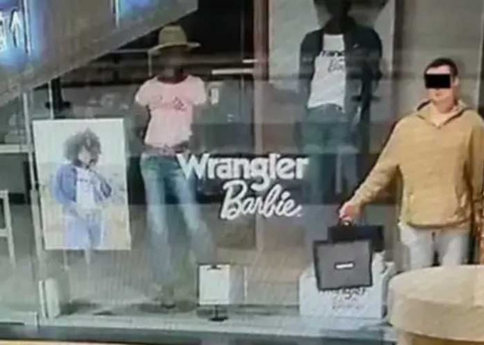 Atrapado: Se hace pasar por maniquí para robar joyería en centro comercial