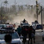 Rescatan turistas con puente de Acapulco a CDMX tras el paso del huracán Otis Foto: Familias afectadas del huracán recibirán ayuda /cortesía