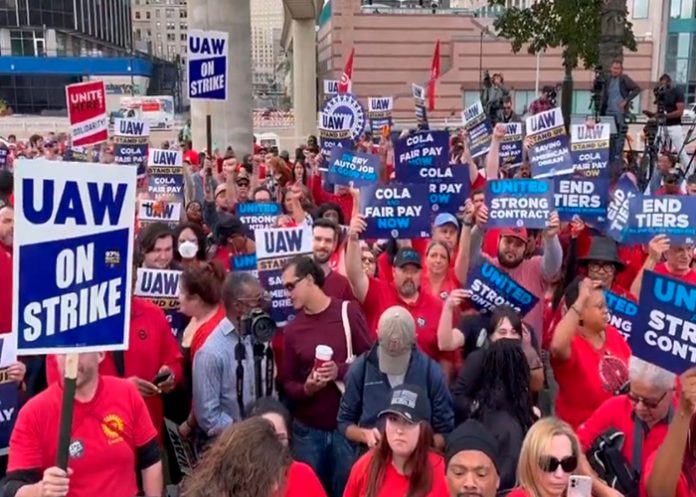 Se intensifican las huelga del sector automotriz en Estados Unidos