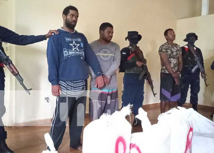 Foto: Distrito Naval Caribe capturó a 3 sujetos con 11 sacos de marihuana en Bluefields/TN8