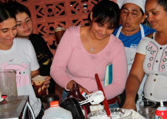 Foto: Protagonistas de Curso: Decoración de Pasteles, Santa Rosa del peñón/Cortesía