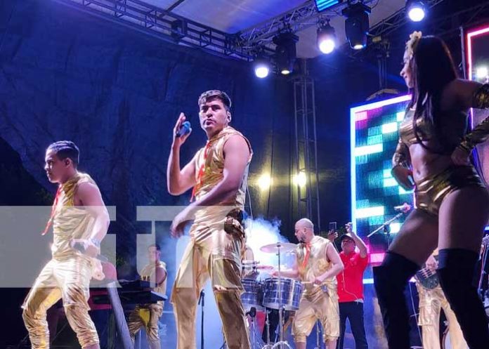 Foto: Masiva participación de los leoneses en concierto de Costa Azul / TN8