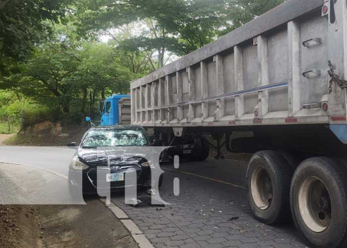 Conductor de cabezal impacta automóvil en Nueva Segovia, conductora a salvo