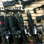 Suministro de armas a Kiev alimenta el mercado negro, a pesar de las advertencias de Rusia