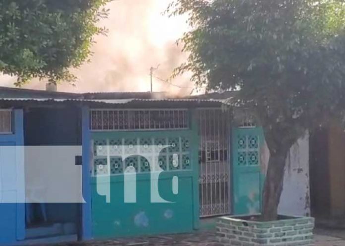 Voraz incendio consume vivienda en Villa Libertad, Managua