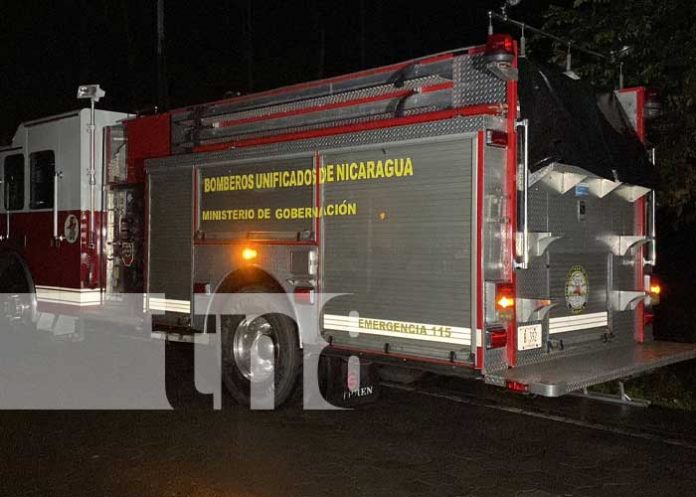 Potente Rayo desploma un árbol sobre una vivienda en Juigalpa