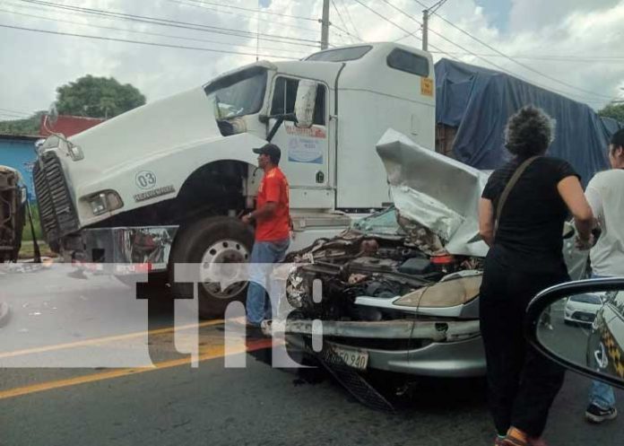 Foto: Cabezal chocó 5 carros en Batahola /cortesía