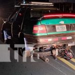 Motociclista vivo para contar el cuento tras quedar su moto debajo de un carro Foto: Motociclista vivo para contar el cuento tras quedar su moto debajo de un carro / TN8