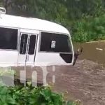 Dramático rescate en Unidad de Propósito, microbús varado en corriente peligrosa