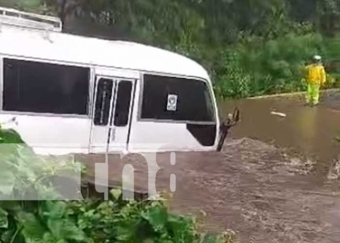 Dramático rescate en Unidad de Propósito, microbús varado en corriente peligrosa