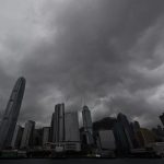 Koinu Azota Hong Kong: Continúa la Tormenta Tras el Tifón Saola Foto: Koinu Azota Hong Kong: Continúa la Tormenta Tras el Tifón Saola / Cortesía