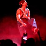 Bad Bunny en controversia al mencionar fan a la que le tiró el celular en su nueva canción