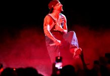 Bad Bunny en controversia al mencionar fan a la que le tiró el celular en su nueva canción