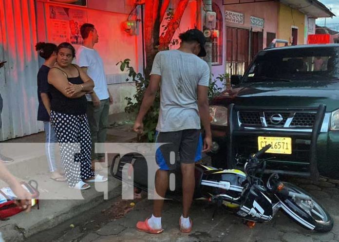Foto: Motociclista lesionado al impactar contra una camioneta estacionada en Juigalpa, Chontales/TN8