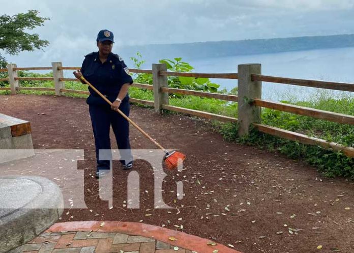 Foto: Bomberos Unidos realizan jornadas de limpieza en los parques de Granada / TN8